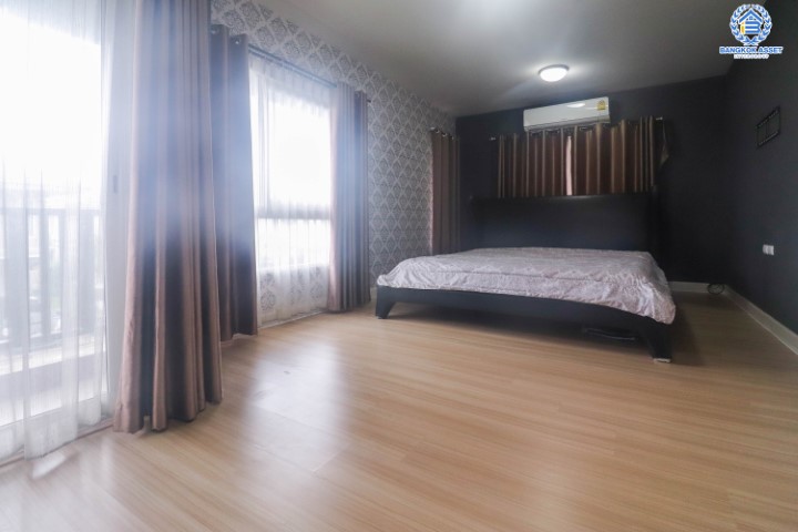 *****บ้านเดี่ยวมือสองนนทบุรี ม.คณาสิริ ชัยพฤกษ์-วงแหวน จากแบรนด์ชื่อดัง Sansiri บ้านสวย ไม่เคยเข้าอยู่ บนเนื้อที่ 50 ตร.ว. มาพร้อมฟังก์ชัน 3 ห้องนอน 2 ห้องน้ำ จอดรถ 2 คัน แถมฟรี ! เครื่องปรับอากาศ 2 เครื่อง เติมเต็มด้วยสิ่งอำนวยความสะดวกครบครัน บนทำเลศักยภาพ ใกล้ถนนกาญจนาภิเษก และ รถไฟฟ้าสถานีคลองบางไผ่